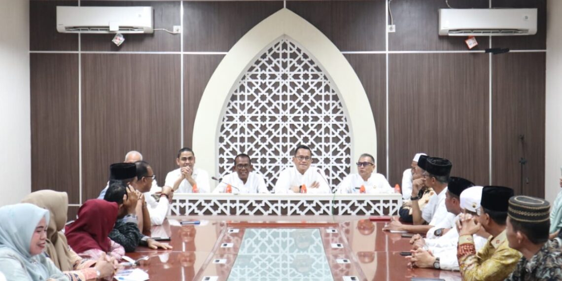 Usai di Lantik PJ Bupati Pidie Jaya T. Ahmad Dadek Gelar Rapat Perdana