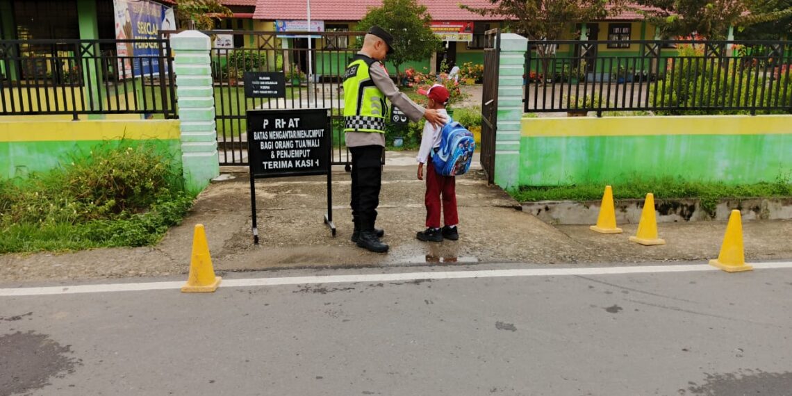 Personel Polsek Syamtalira Bayu Amankan Arus Lalu Lintas, Bantu Pelajar Menyebrang di Pagi Hari