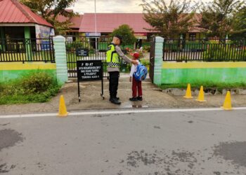 Personel Polsek Syamtalira Bayu Amankan Arus Lalu Lintas, Bantu Pelajar Menyebrang di Pagi Hari