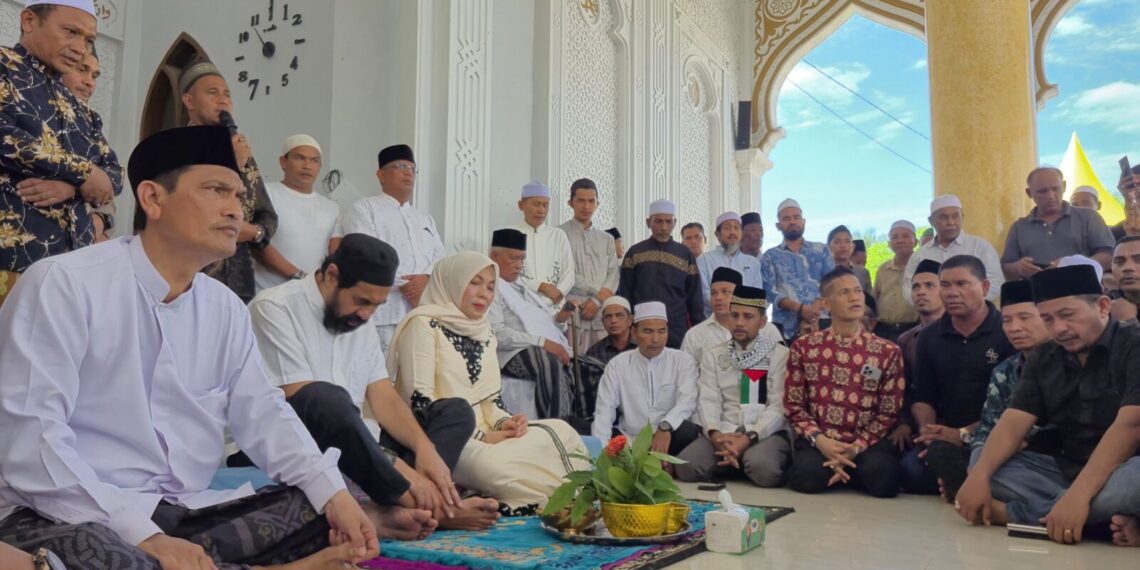 Gubernur Aceh Terpilih, Mualem di Peusijuek oleh Waled Lapang