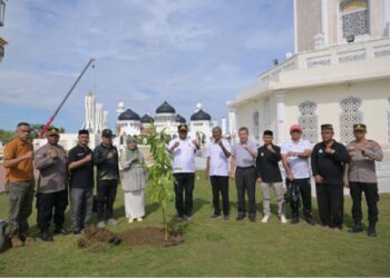 Pj Gubernur Aceh, Dr. H. Safrizal ZA, M.Si, Melakukan Penanaman Pohon Jeumpa dan Seulanga di Halaman Masjid Raya Baiturrahman