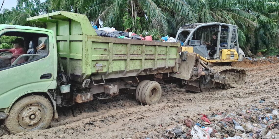 Sopir Dump Truck Terpaksa Melintasi Jalan Berlumpur Menuju TPA Teupin Keubeu, Aceh Utara