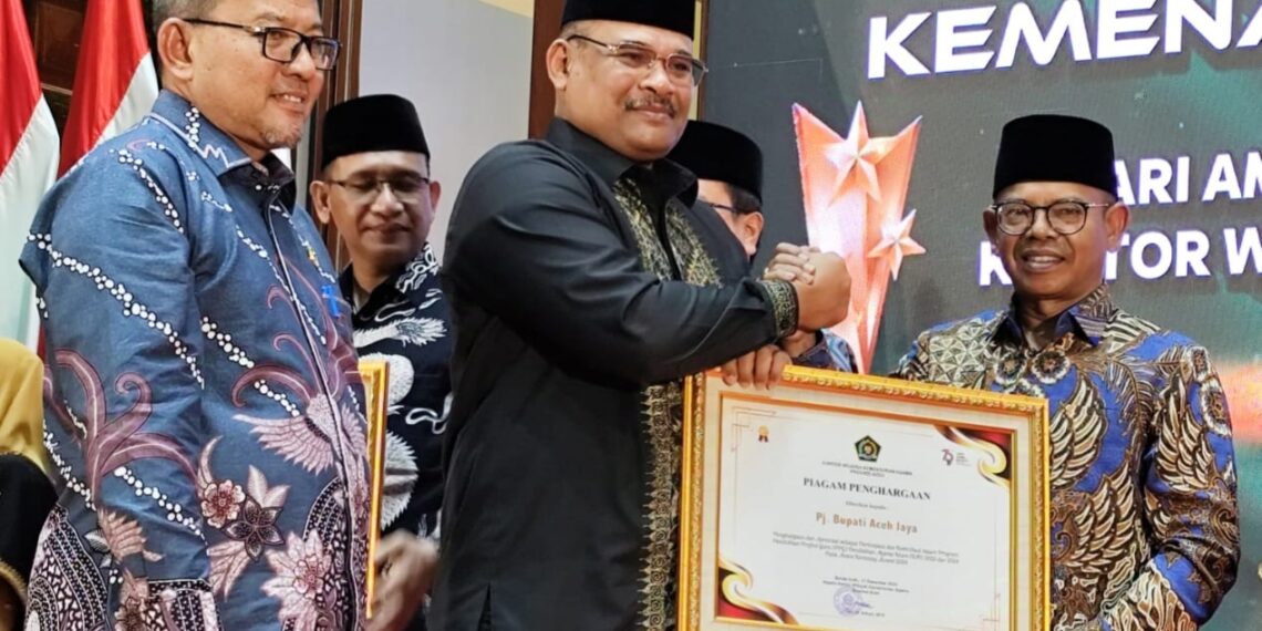 Pj Bupati Aceh Jaya Terima Penghargaan Awards PPG dan PAI Kemenag RI Tahun 2025