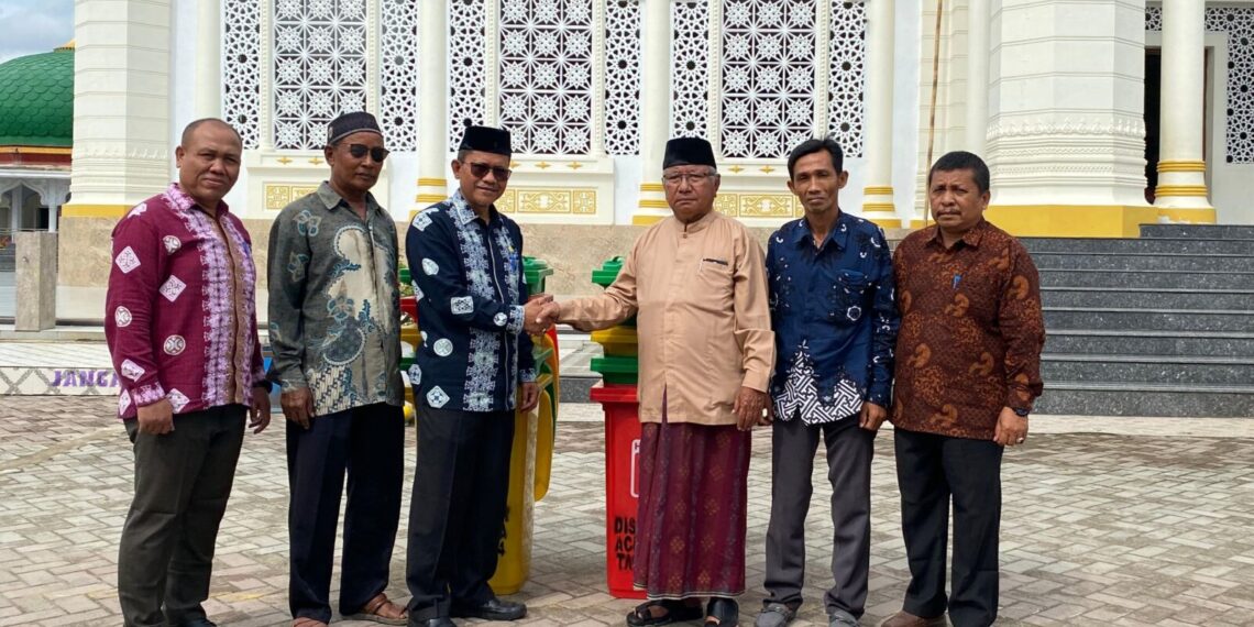 Kepala Dinas Pemuda dan Olahraga Aceh Utara Serahkan Tempat Sampah untuk Masjid Raya Pase