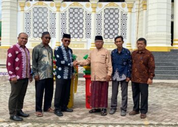 Kepala Dinas Pemuda dan Olahraga Aceh Utara Serahkan Tempat Sampah untuk Masjid Raya Pase