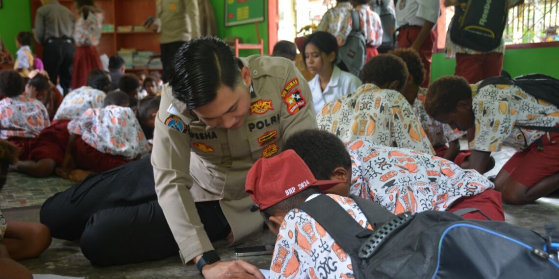 Satgas Ops Damai Cartenz Ajak Anak-anak Belajar dan Bermain di Rumah Pintar Aruka