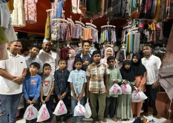 Ketua DPW PA Aceh Utara M. Jhony Belanja Baju Lebaran Untuk Anak Yatim