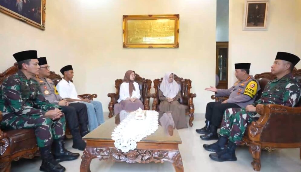 Kapolri Berikan Penghargaan Rekpro Bintara ke Daffa, Sepupu Almarhum Briptu Ghalib