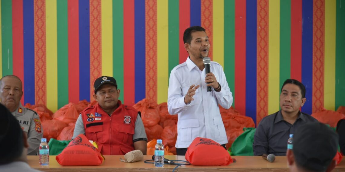 Azhari Cage Salurkan Bantuan untuk Petani Terdampak Banjir di Muara Batu
