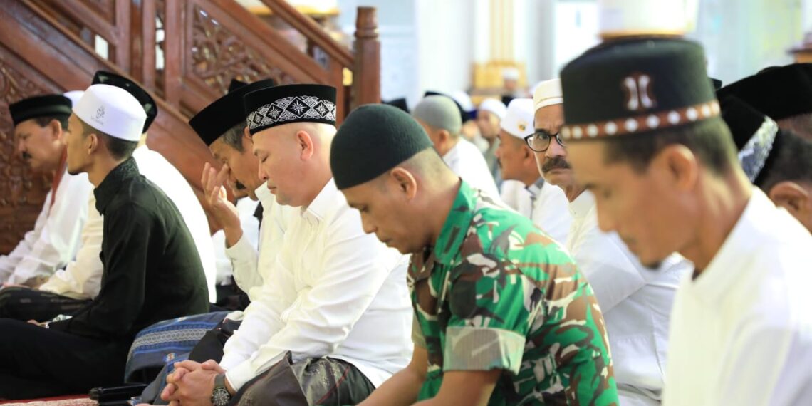 Bupati Aceh Utara Ayahwa dan Tarmizi Panyang shalat Hari Raya Idul Fitri di Mesjid Agung Lhoksukon