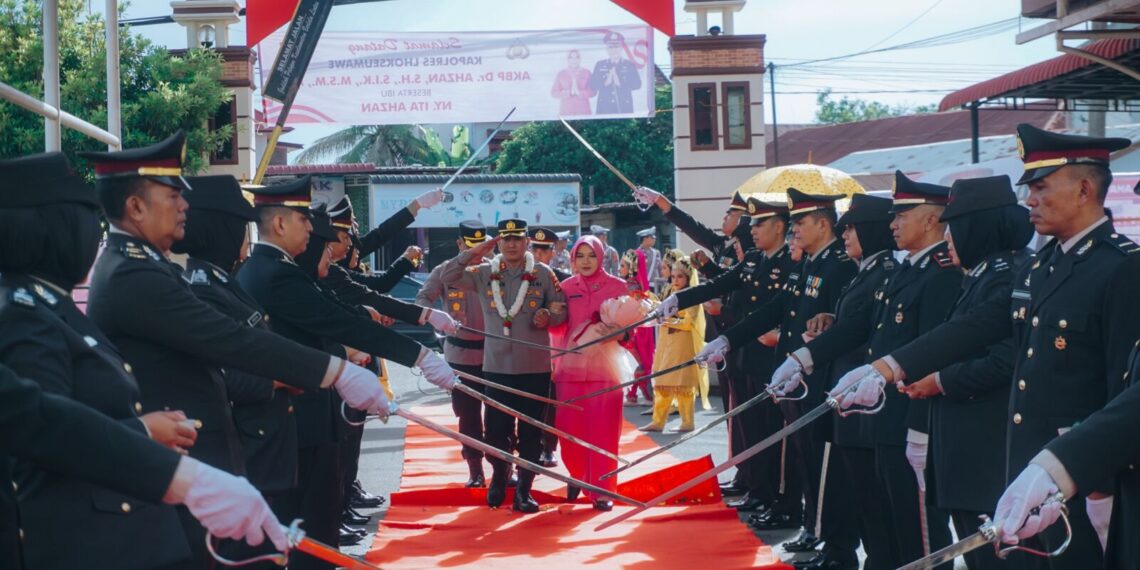 AKBP Dr. Ahzan Resmi Jabat Kapolres Lhokseumawe, Disambut Tradisi Pedang Pora yang Khidmat