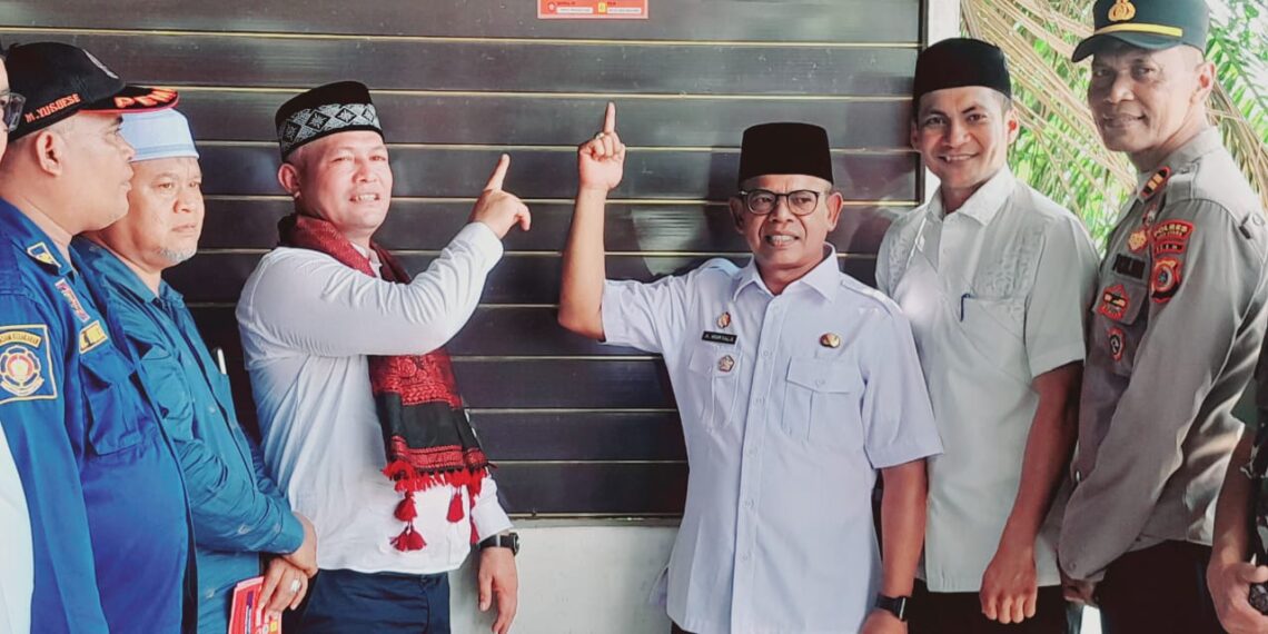 Bupati Ayahwa Tempel Stiker Nomor Telpon Penting Secara Simbolis di Rumah Warga Aceh Utara