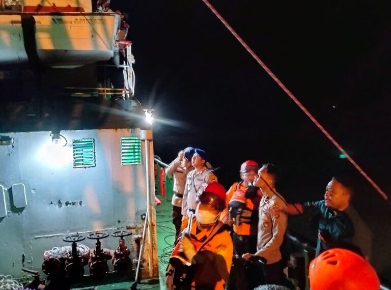 Sat Polairud Polres Lhokseumawe Evakuasi ABK Kapal Asal Rusia yang Meninggal Dunia di Selat Malaka