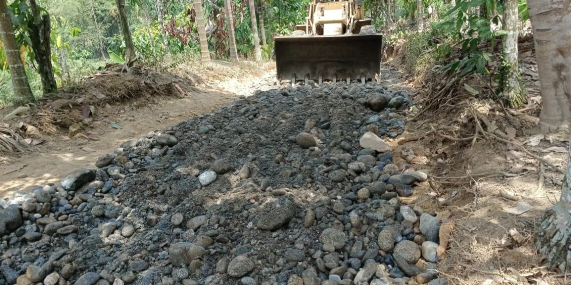 Satgas TMMD ke 125 Kodim 0108/Agara Laksanakan Penyiraman Jalan Dengan Sirtu Guna Perkuat Kontur Tanah