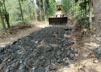 Satgas TMMD ke 125 Kodim 0108/Agara Laksanakan Penyiraman Jalan Dengan Sirtu Guna Perkuat Kontur Tanah