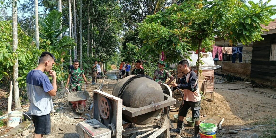 Anggota Satgas TMMD Reguler ke-125 Kodim 0108/Agara bersama Warga Cor Secara Manual Sasaran Fisik Rambat Beton