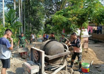 Anggota Satgas TMMD Reguler ke-125 Kodim 0108/Agara bersama Warga Cor Secara Manual Sasaran Fisik Rambat Beton