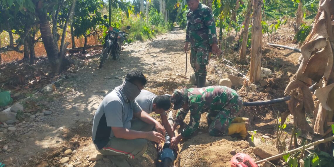 Anggota Satgas TMMD Reg 125 Kodim 0108/Agara Bersama Warga Masyarakat Melaksanakan Pemasangan Pipa Air Bersih