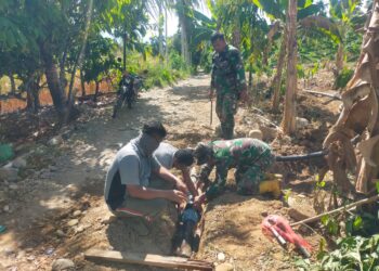 Anggota Satgas TMMD Reg 125 Kodim 0108/Agara Bersama Warga Masyarakat Melaksanakan Pemasangan Pipa Air Bersih