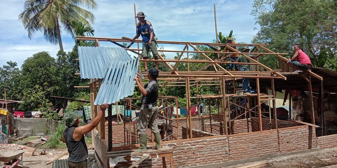 Anggota Satgas TMMD Reg 125 Kodim 0108/Agara Bersama Warga Masyarakat Melaksanakan Pemasangan Pipa Air Bersih