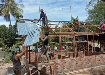 Anggota Satgas TMMD Reg 125 Kodim 0108/Agara Bersama Warga Masyarakat Melaksanakan Pemasangan Pipa Air Bersih