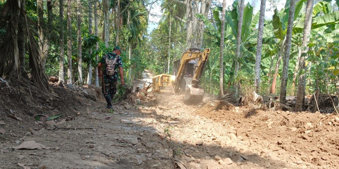 Anggota Satgas TMMD Reguler ke – 125 Kodim 0108/Agara Bersama Warga Masyarakat Timbun Gorong- Gorong