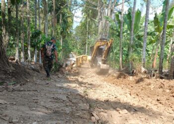 Anggota Satgas TMMD Reguler ke – 125 Kodim 0108/Agara Bersama Warga Masyarakat Timbun Gorong- Gorong