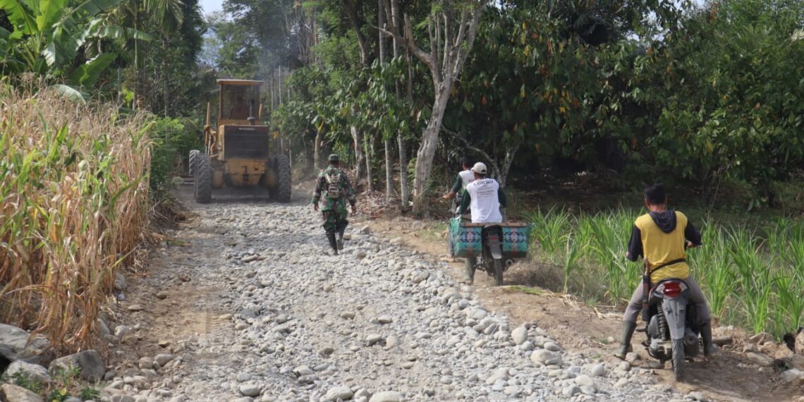 Gunakan Alat Berat, Satgas TMMD Reguler ke 125 Kodim 0108/Agara Ratakan Jalan