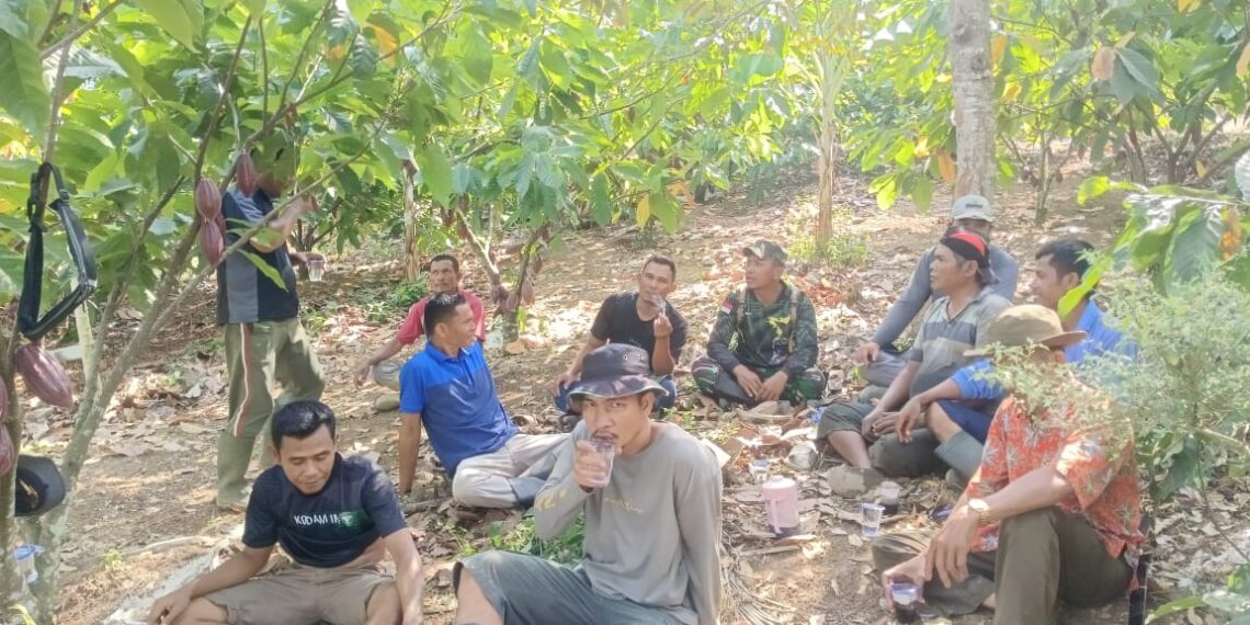 Indahnya Kebersamaan Anggota Satgas Makan Siang Bersama Warga di Lokasi TMMD Reg – ke 125 Kodim 0108/Agara
