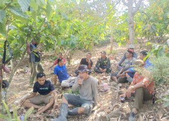 Indahnya Kebersamaan Anggota Satgas Makan Siang Bersama Warga di Lokasi TMMD Reg – ke 125 Kodim 0108/Agara