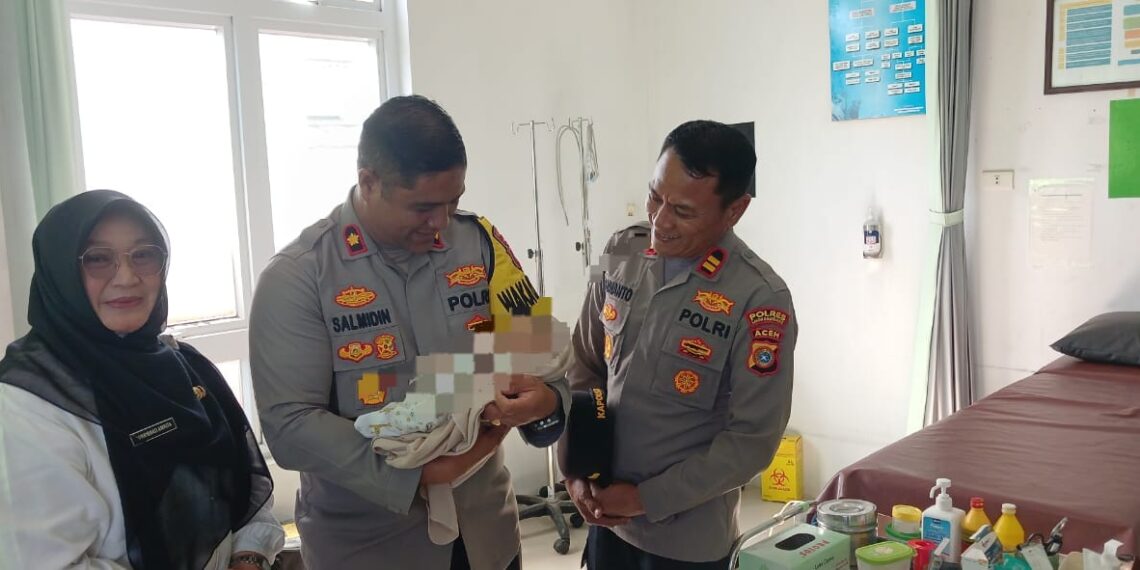 Tangisan Subuh Ungkap Bayi Terlantar di Persawahan, Wakapolres Lhokseumawe Tinjau Langsung ke Puskesmas