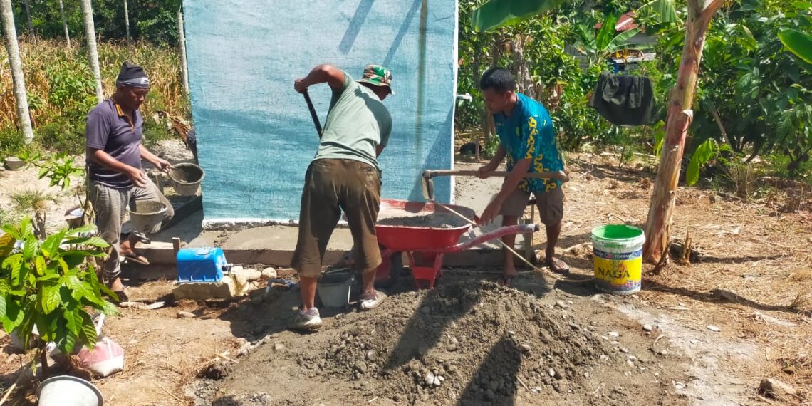 Anggota Satgas TMMD Reguler ke 125 Kodim 0108/Agara Cor Lantai Bak Penampungan Air Bersih