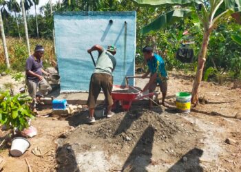 Anggota Satgas TMMD Reguler ke 125 Kodim 0108/Agara Cor Lantai Bak Penampungan Air Bersih