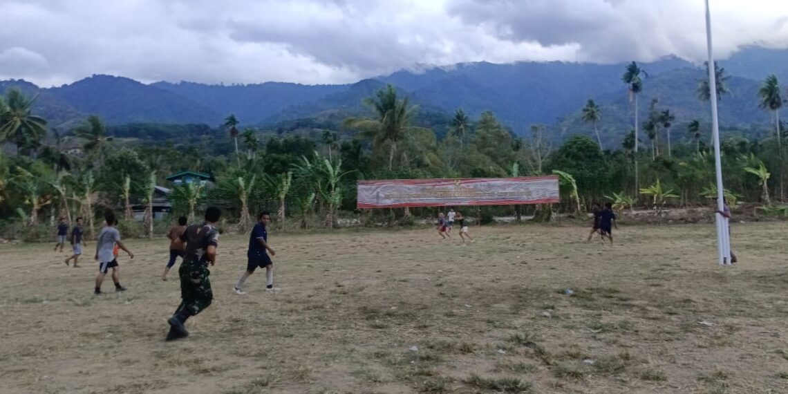 Keakraban Anggota Satgas TMMD Reguler Ke 125 Kodim 0108/Agara Bersama Pemuda Main Bola Kaki
