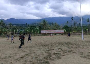 Keakraban Anggota Satgas TMMD Reguler Ke 125 Kodim 0108/Agara Bersama Pemuda Main Bola Kaki