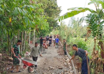 Satgas TMMD dan Warga Antusias Bantu Cor Rambat Beton di Lokasi TMMD Reguler ke-125 Kodim 0108/Agara
