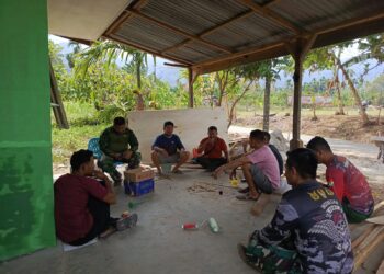 Ngopi Bareng Anggota Satgas TMMD Bersama Warga Menikmati Saat Istrahat