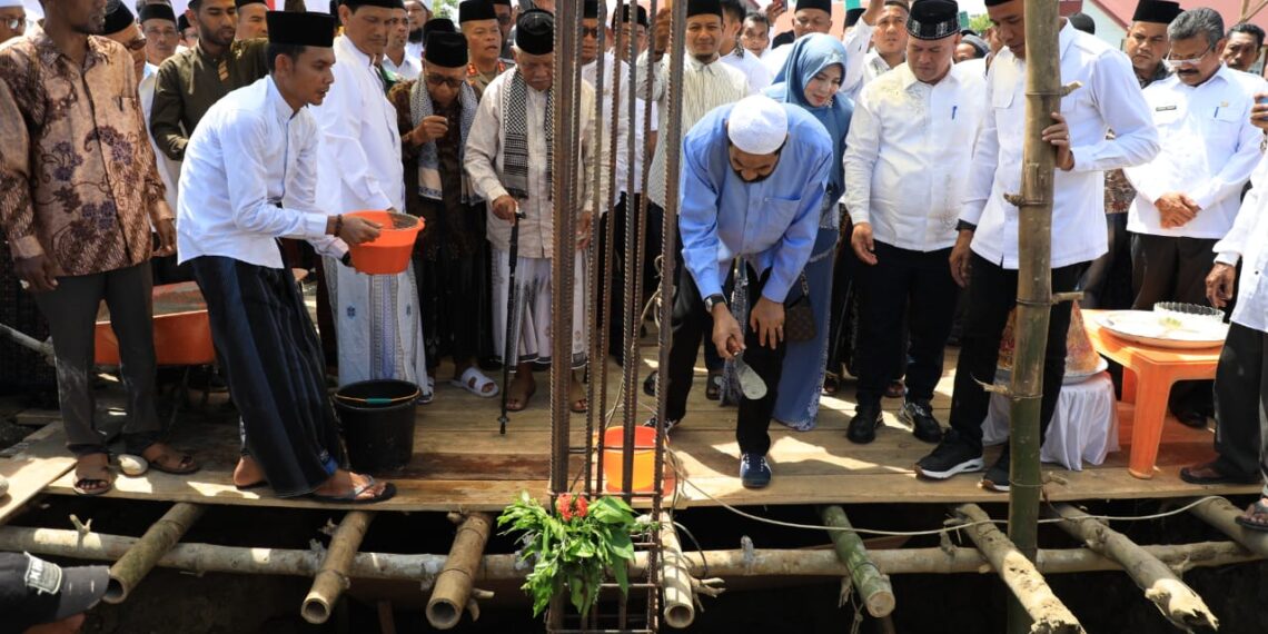 Gubernur Aceh Muzakir Manaf Letakkan Batu Pertama Pembangunan Masjid Baitut Taqwa Lapang