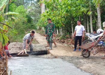 Anggota Satgas TMMD Reg ke 125 Kodim 0108/Agara dan Warga Terus Kebut Cor Jalan