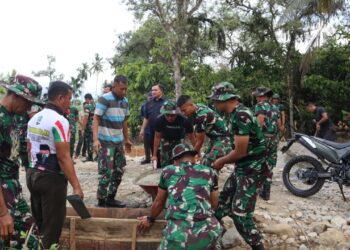 Anggota Satgas TMMD Reguler ke -125 Kodim 0108/Agara Laksanakan Pengecoran Kuping Gorong- Gorong