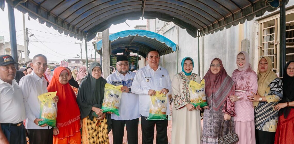 Bupati Salim Fakhry Salurkan 10 Ton Beras Murah di Kecamatan Lawe Bulan