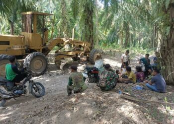 Canda Gurau Anggota Satgas TMMD Reg ke -125 Kodim 0108/Agara Saat Istirahat Siang Bersama Warga