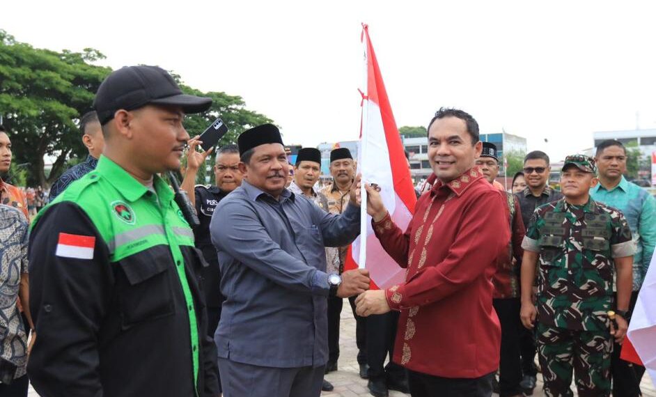 Pemko Lhokseumawe Gelar Pembagian Bendera Merah Putih Dan Launching Bahasa Aceh Dalam Rangka Hari Kemerdekaan