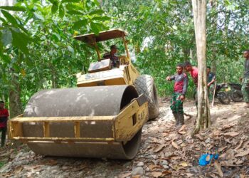 Anggota Satgas TMMD Reg ke 125 Kodim 0108/Agara Maksimalkan Pengerasan Jalan dengan Alat Berat