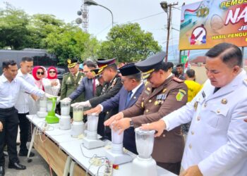 Di Hari Kemerdekaan RI Ke-80, Bupati dan Kapolres Aceh Tenggara Musnahkan Barang Bukti Narkotika