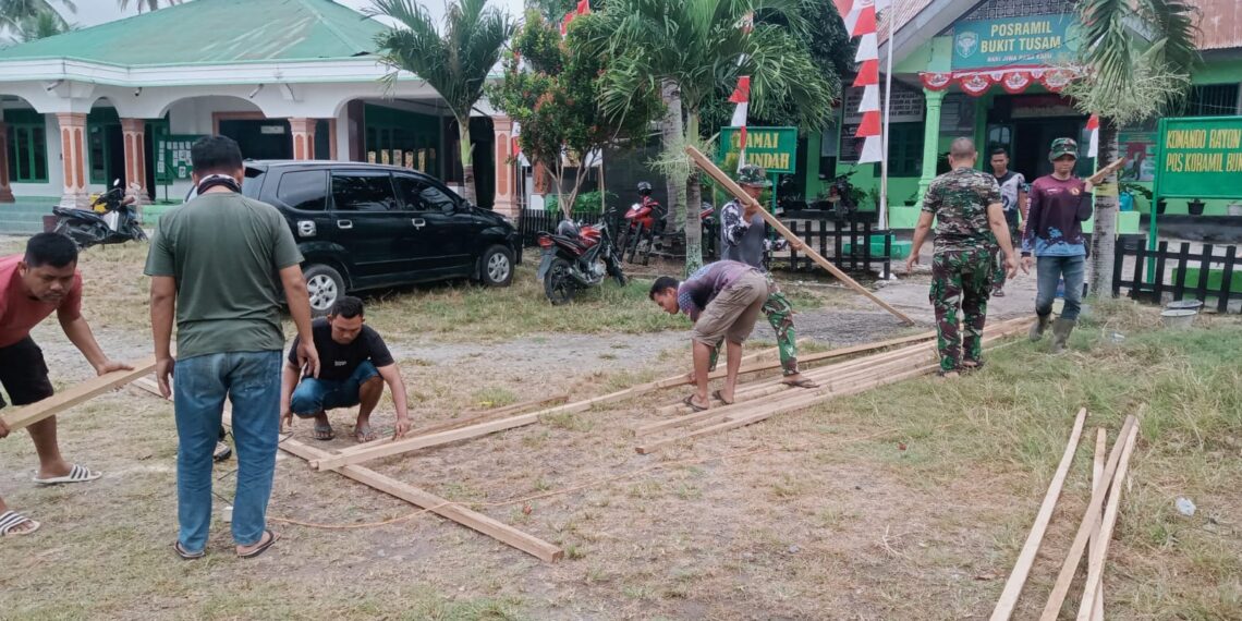 Satgas TMMD Reguler ke 125 Kodim 0108/Agara Mulai Pemasangan Kerangka Atap MCK