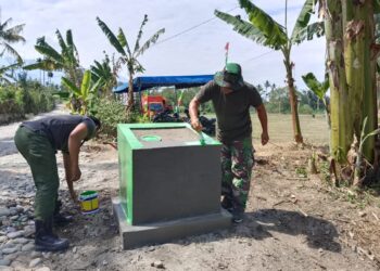 Jelang Penutupan, Anggota Satgas Rampungkan Cat Tugu Prasasti TMMD