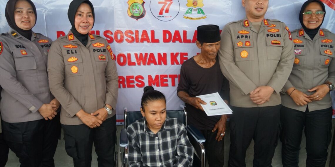 Hari Jadi Polwan ke-77 Wakapolres Metro Bekasi Serahkan Kursi Roda untuk Rohati, Penyandang Disabilitas di Tarumajaya