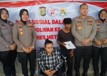 Hari Jadi Polwan ke-77 Wakapolres Metro Bekasi Serahkan Kursi Roda untuk Rohati, Penyandang Disabilitas di Tarumajaya