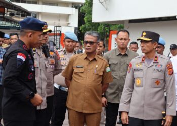 Kapolda Aceh Turun Langsung ke Lokasi Demo: Semangati Personel hingga Makan Bersama
